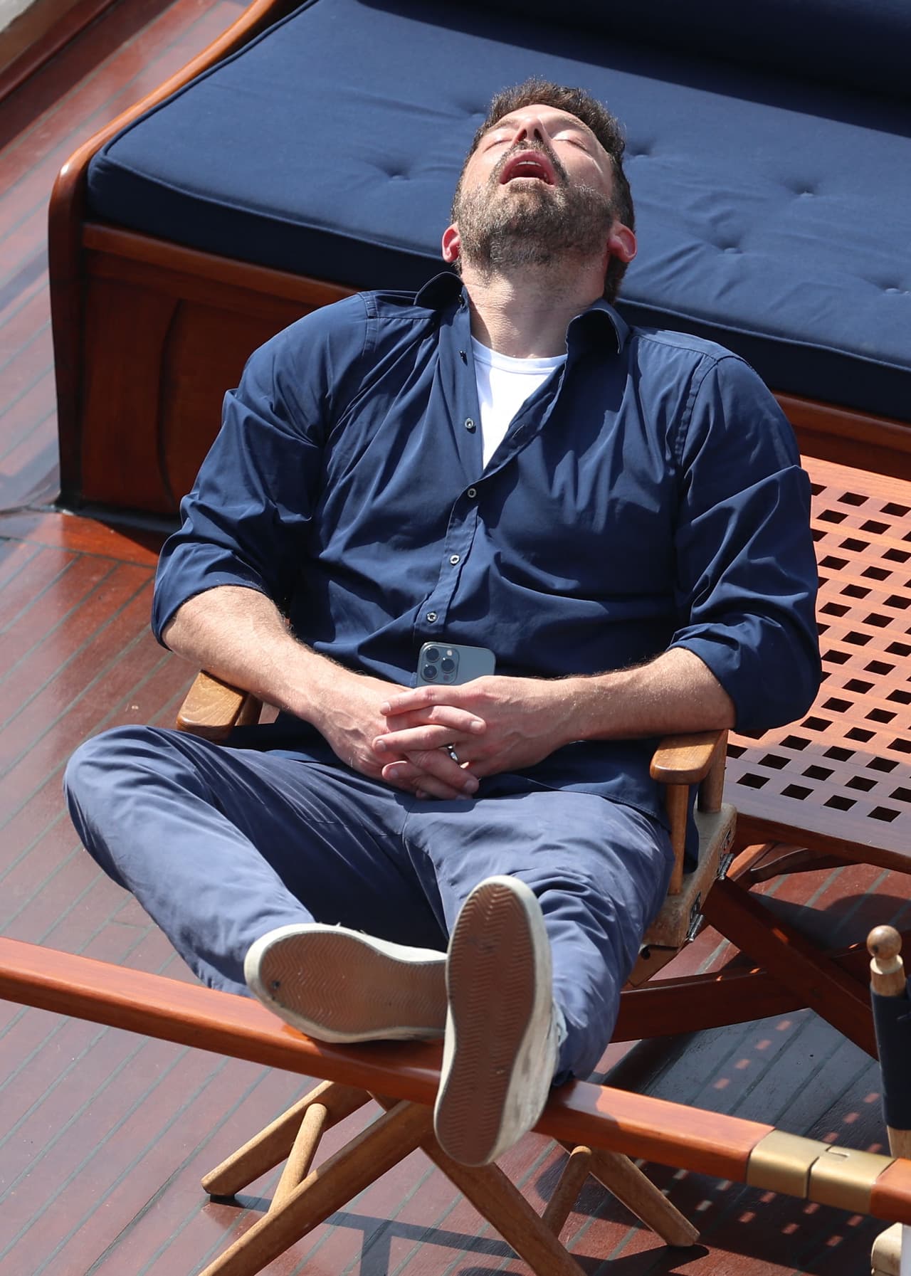 Ben Affleck, de 49 años, 
<b>no resistió caer en los 'brazos de Morfeo'</b> durante un crucero turístico que tomó con JLo, de 53, por el río Sena en París.
<br>