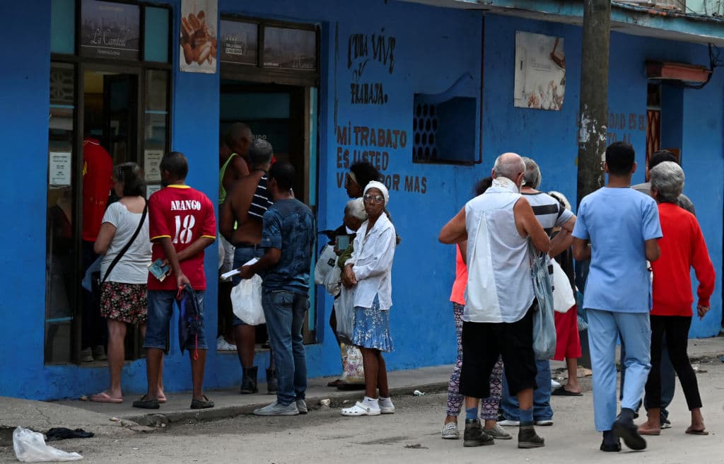 En La Habana, Cuba, temprano este miércoles 6 de noviembre algunos hacían fila, esperando por el pan y algún otro alimento 
<b><a href="https://www.univision.com/local/miami-wltv/huracan-rafael-se-acerca-a-cuba-donde-impactaria-como-categoria-3" target="_blank">antes de que el huracán Rafael se acercara al área</a></b>.