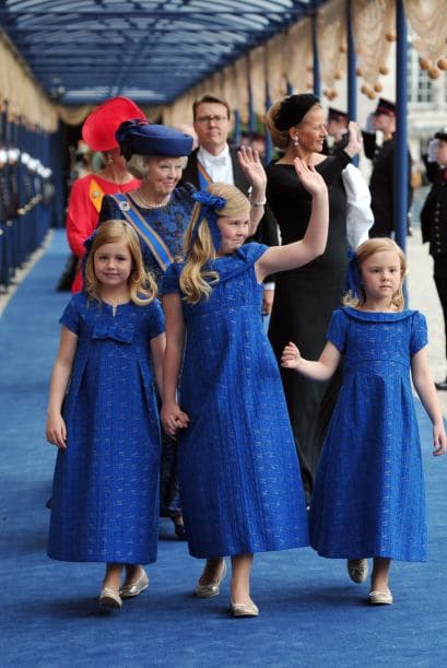 Catharina-Amalia es la hija del rey Willem Alexander y su esposa la reina Máxima. Willem ascendió al trono en 2013, luego de la abdicación del trono por parte de su madre, la reina Beatriz.La princesa de Orange, la mayor de tres hermanas, a sus 11 años va a un colegio público, practica judo, jockey, le encanta la actividad hípica y habla perfectamente holandés, español e ingles.Y aunque sus apariciones públicas por el momento son limitadas, sus papás se aseguran de incluirla en las actividades tradicionales y necesarias para su formación como futura reina.