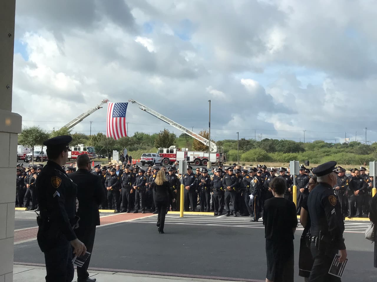 Decenas de agentes de la Policía de San Antonio hicieron honores a la memoria del detective quien fue asesinado en su patrulla el 20 de noviembre pasado.
