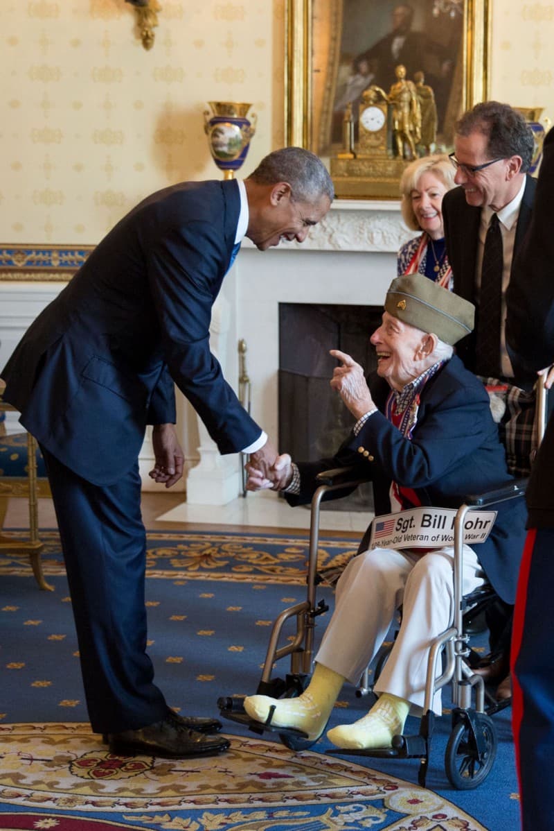 <b>11 de noviembre.</b> Bill Mohr, de 108 años, era el veterano sobreviviente más viejo de la Segunda Guerra Mundial cuando conoció al presidente Obama, después del desayuno del Día de los Veteranos en la Casa Blanca.