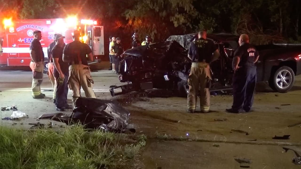 Bomberos rescatan a un hispano que quedó atrapado en una camioneta tras estrellarse en Houston
