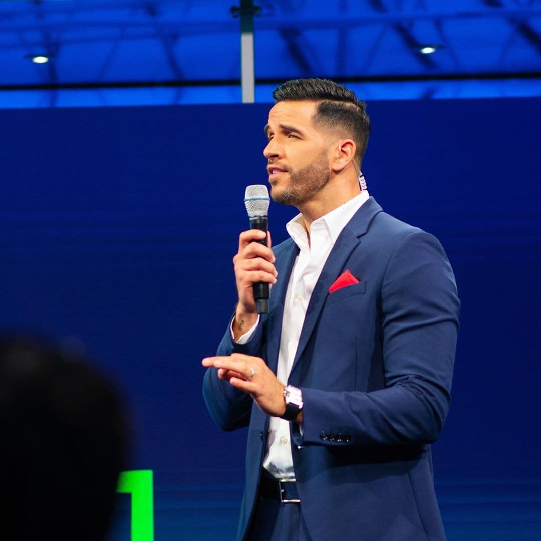 Pero la vida tenía otros planes para él y en una audición en Despierta América resultó elegido para el puesto del chef del programa, y desde ese momento se ha convertido en el conocido 'Chef Yisus'.