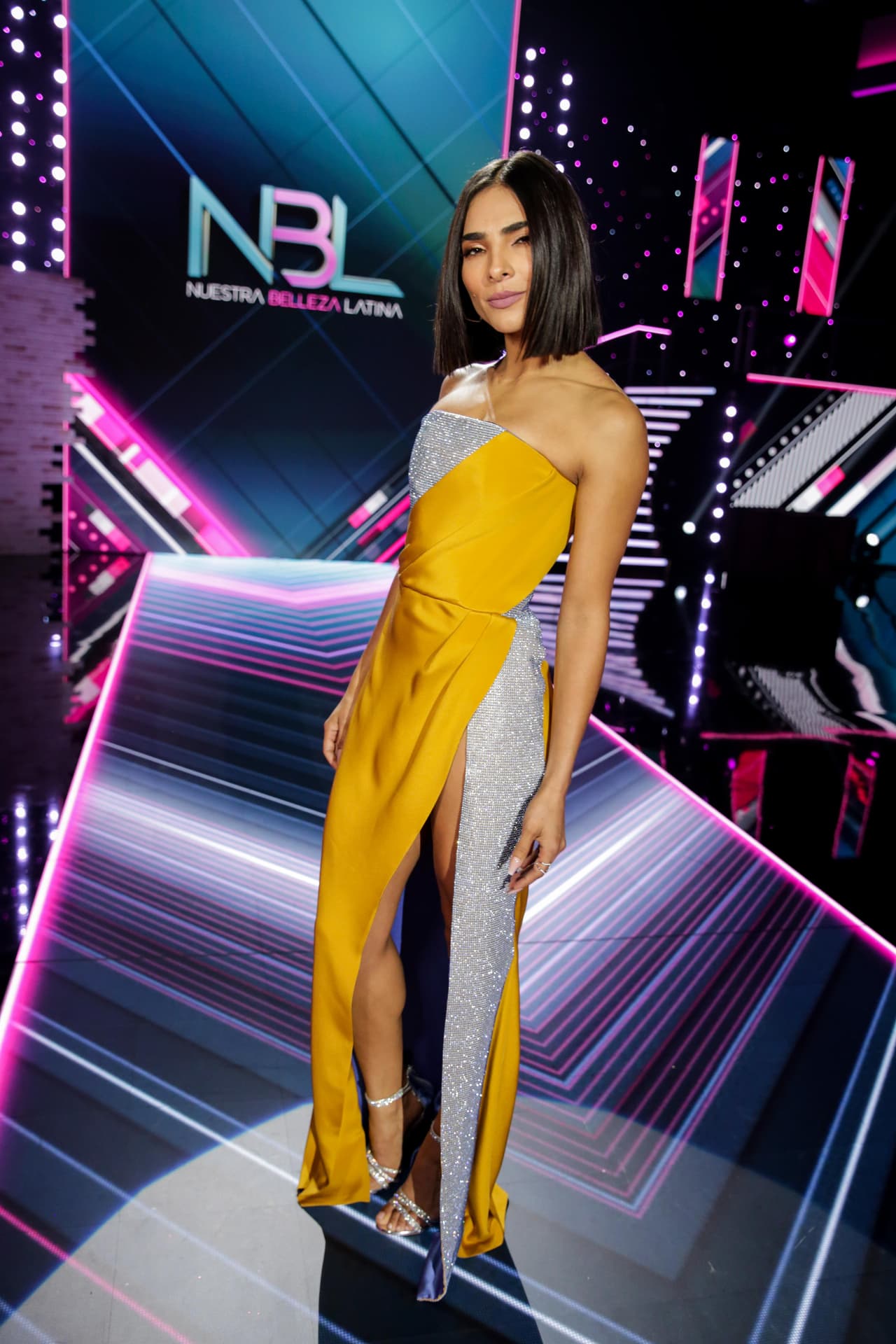 La pieza del diseñador
<a href="https://www.instagram.com/ecliptica_atelier/?hl=en">Ecliptica Atelier</a> combinaba una pieza en brillos azules y satín mostaza.