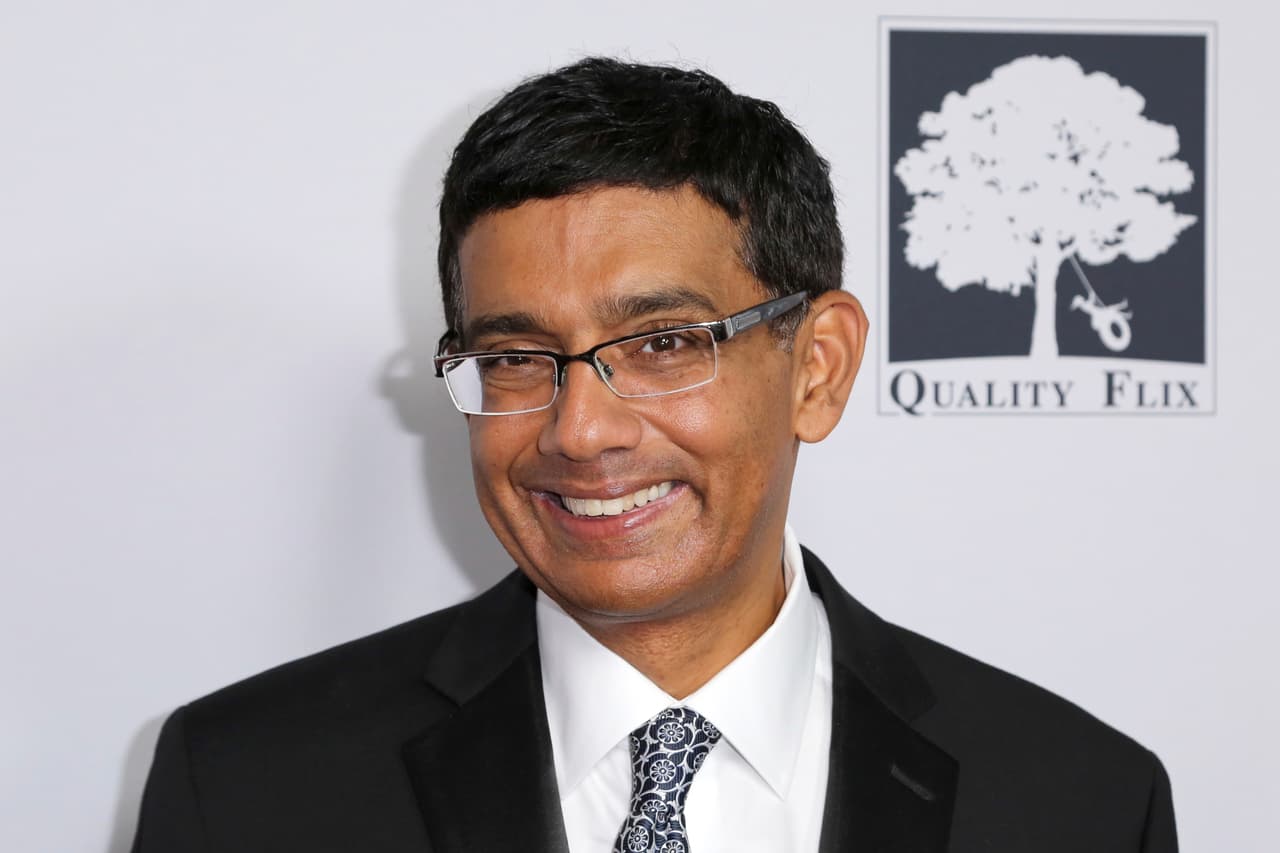 <b>Dinesh D’Souza.</b> Este polémico autor republicano, creador de los documentales ‘Los Estados Unidos de Obama’ y los ‘Estados Unidos de Hillary (Clinton)’ se declaró culpable en 2014 de hacer una contribución ilegal a una campaña electoral para el senado en 2012. Fue indultado por Trump el 31 de mayo de 2018.
<br>