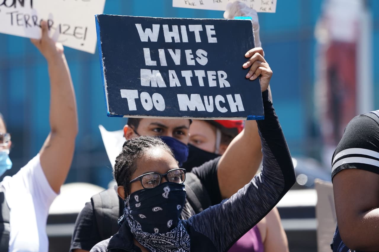 Con el paso de los días, las manifestaciones se han propagado a otras ciudades. En la imagen, una protesta en Nueva York. "Las vidas de los bancos importan demasiado", lee una pancarta levantada por una manifestante.