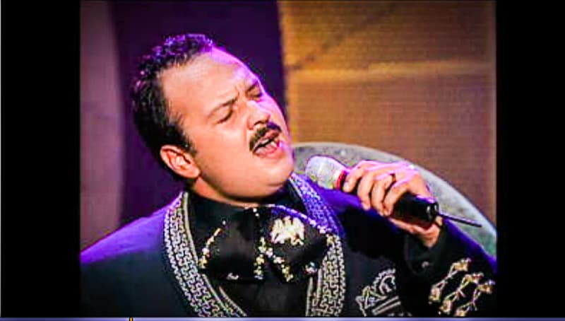 A todo pulmón, Pepe Aguilar interpretó acompañado del Mariachi Cobre la canción 'Me estoy acostumbrando a ti'.