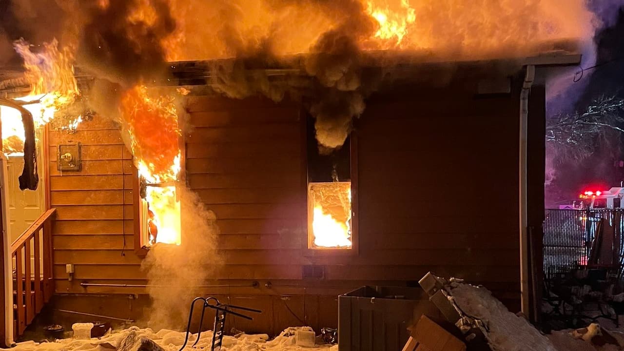 Bomberos de Salt Lake City combaten un fuerte incendio en un estructura comercial