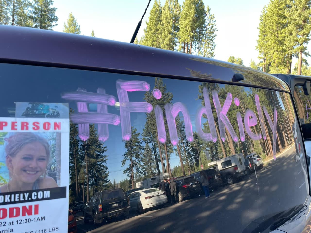 Junto a la joven desapareció su vehículo tipo SUV marca Honda CRV, año 2013, con matrícula 8YUR127 de California.