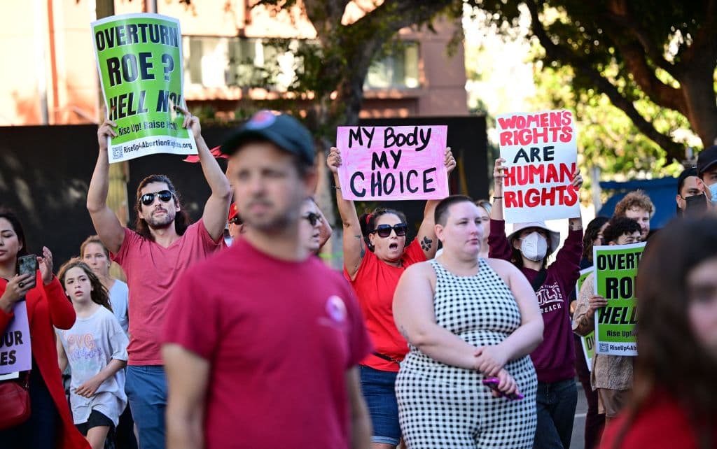 En el texto del fallo, escrito por el juez Samuel Alito, se indica que "la Constitución no confiere el derecho al aborto; Roe y Casey son anulados; y la autoridad para regular el aborto se devuelve al pueblo y a sus representantes electos".