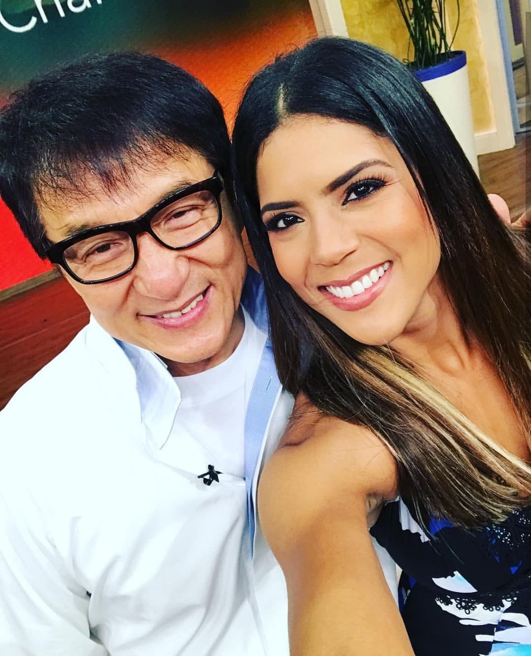 “Un grande de Hollywood en la casa”, así se refirió Francisca Lachapel al legendario actor, Jackie Chan, quien en su visita al programa dio clases de mandarín a los conductores.
<br>