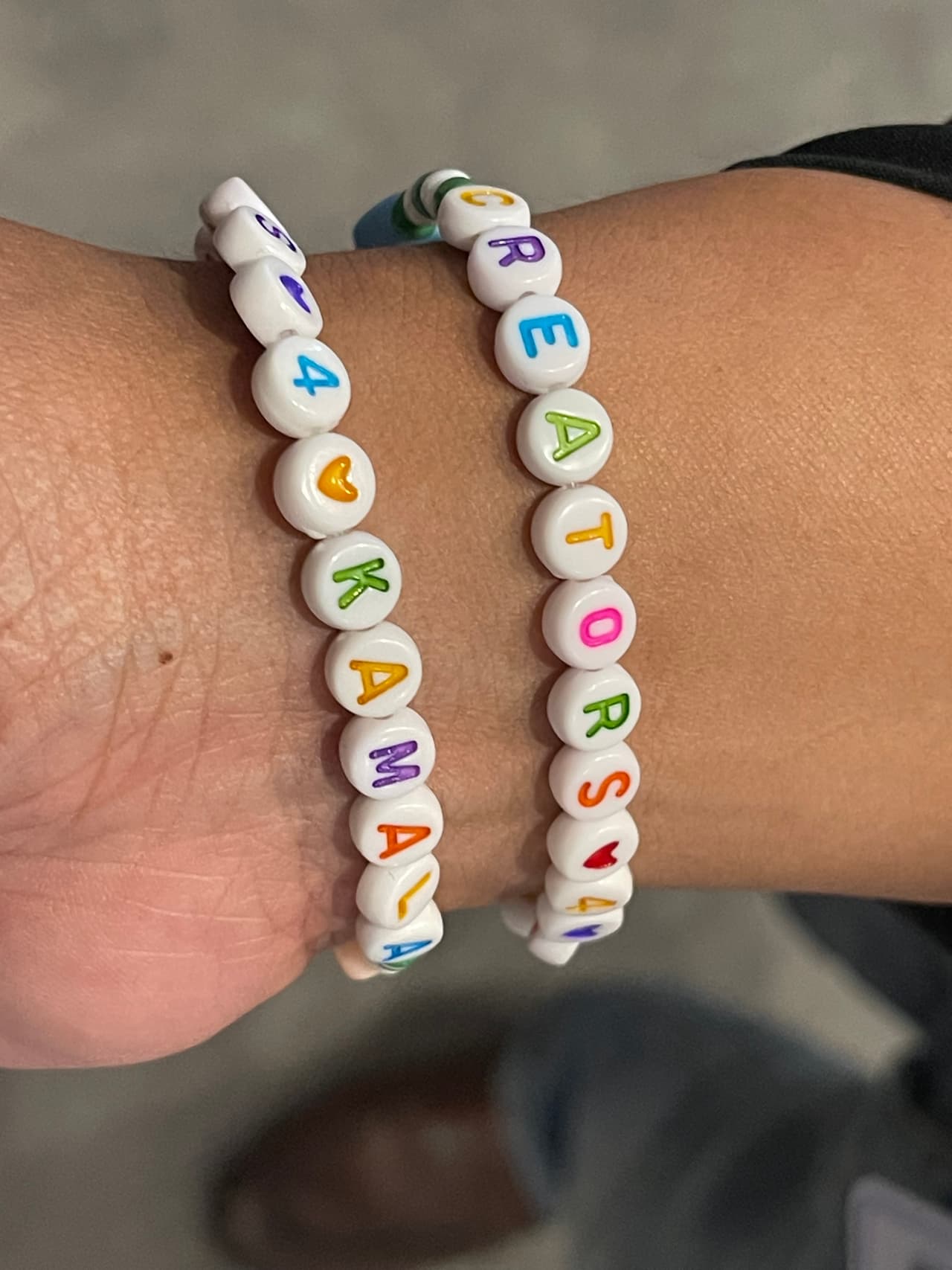 "Creators for Kamala", dice una de las pulseras, en honor a que por primera vez una convención da espacio a 
<b><a href="https://www.univision.com/local/chicago-wgbo/dnc-2024-por-que-los-democratas-invitaron-a-200-influencers-a-su-convencion-video">creadores de contenido para que sean testigos del evento</a></b>. 200 de ellos han estado 
<b>informando a sus comunidades</b> a través de sus propias plataformas.