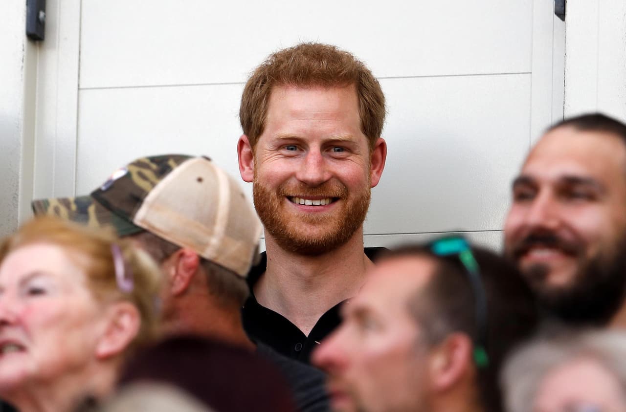 La asistencia del príncipe Harry había sido confirmada, pues es patrón de la fundación Invictus Games que se alió con la MLB para celebrar estos partidos. Sin embargo, la gran sorpresa fue que la estadounidense Meghan Markle llegó junto a su marido.