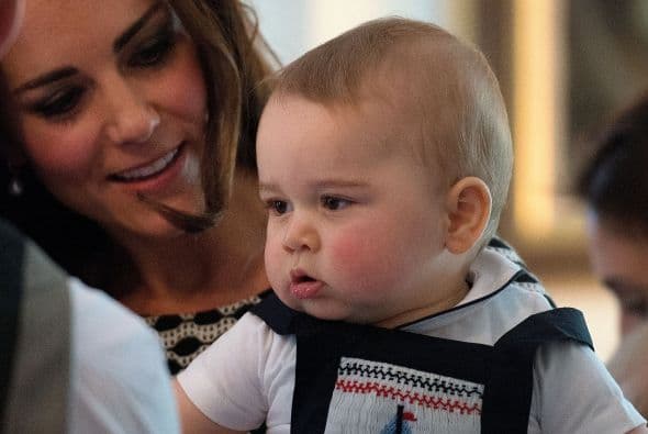La Duquesa de Cambridge llevó al pequeño George a su primer acto social: la casa del Gobernador donde estuvo gateando con otros bebitos. Más videos de Chismes aquí.