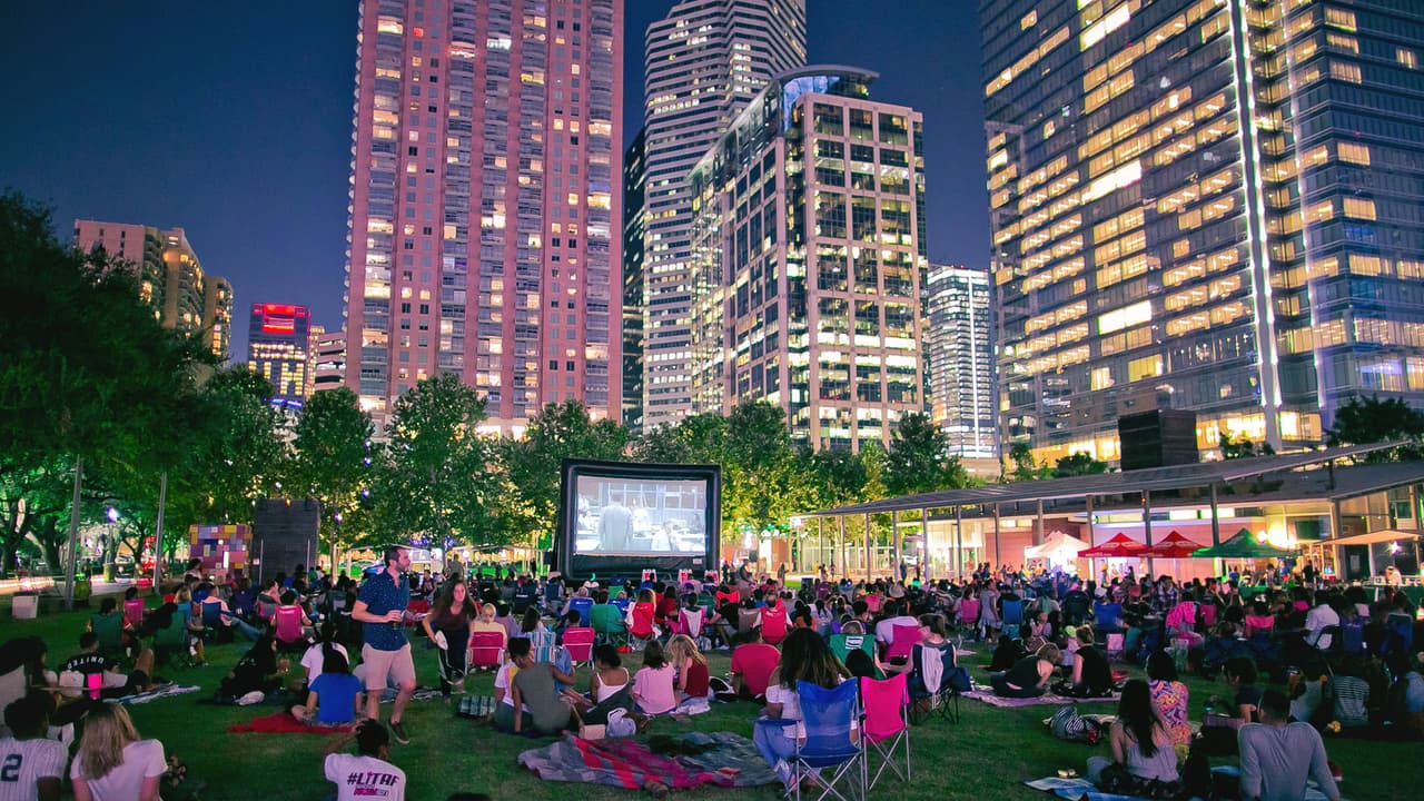En el parque Discovery Green también puedes disfrutar del cine al aire libre.