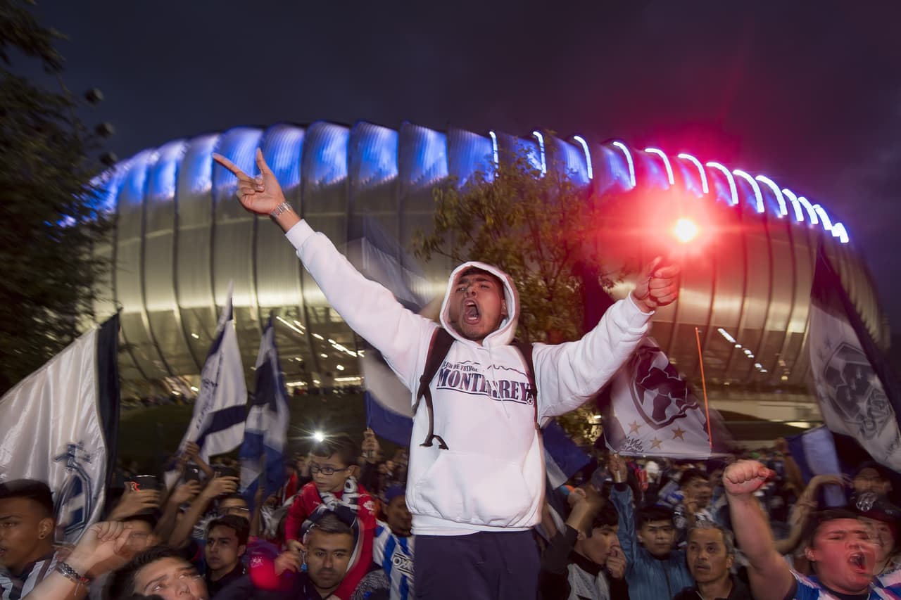 La afición de Rayados muestra confianza en su equipo y llega al Estadio con banderas, cánticos y bengalas.