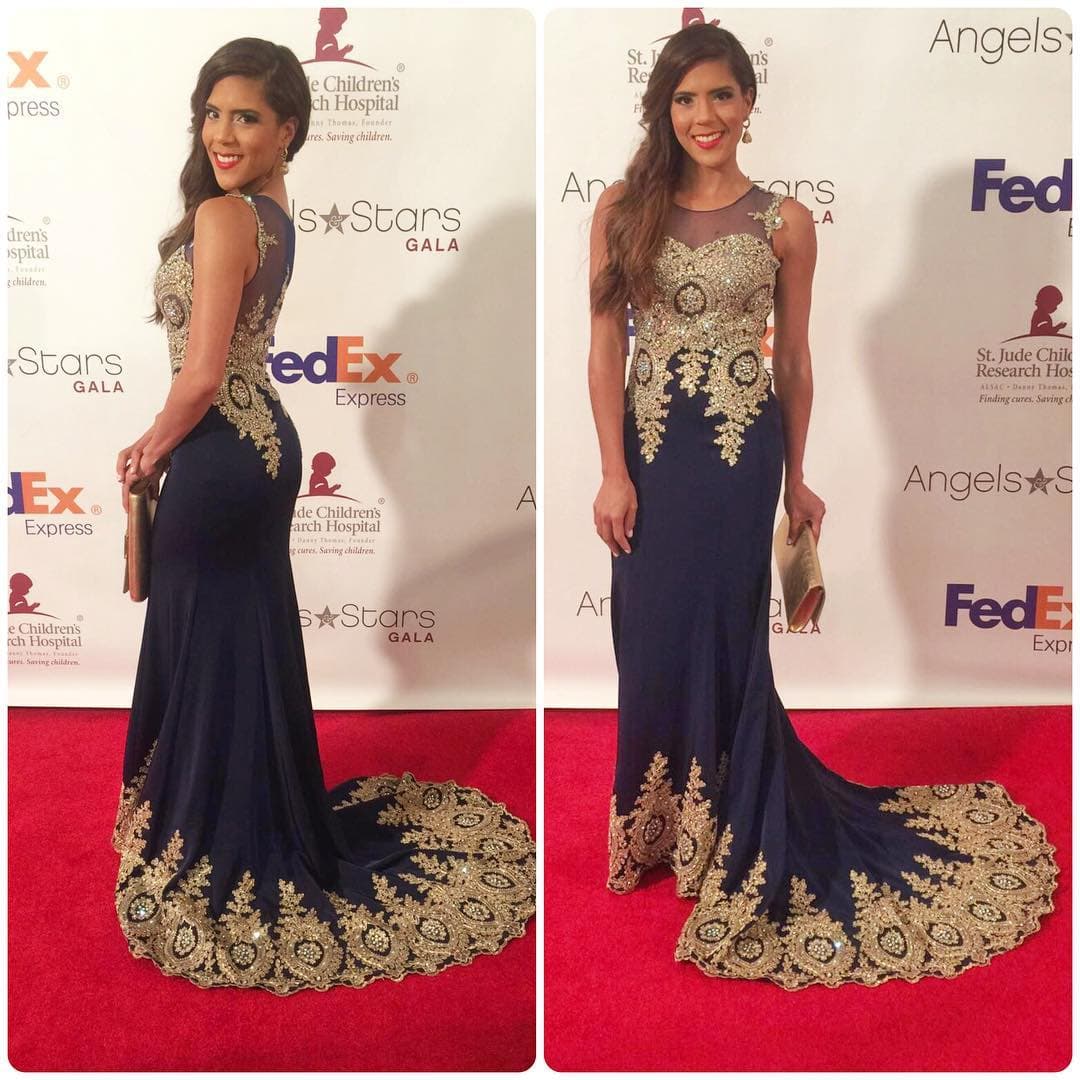 La conductora latina también se ha presentado con sofisticados atuendos en eventos a benificiencia, como en esta ocasión en el 2016 que usó un look con un vestido azul con detalles bordados.