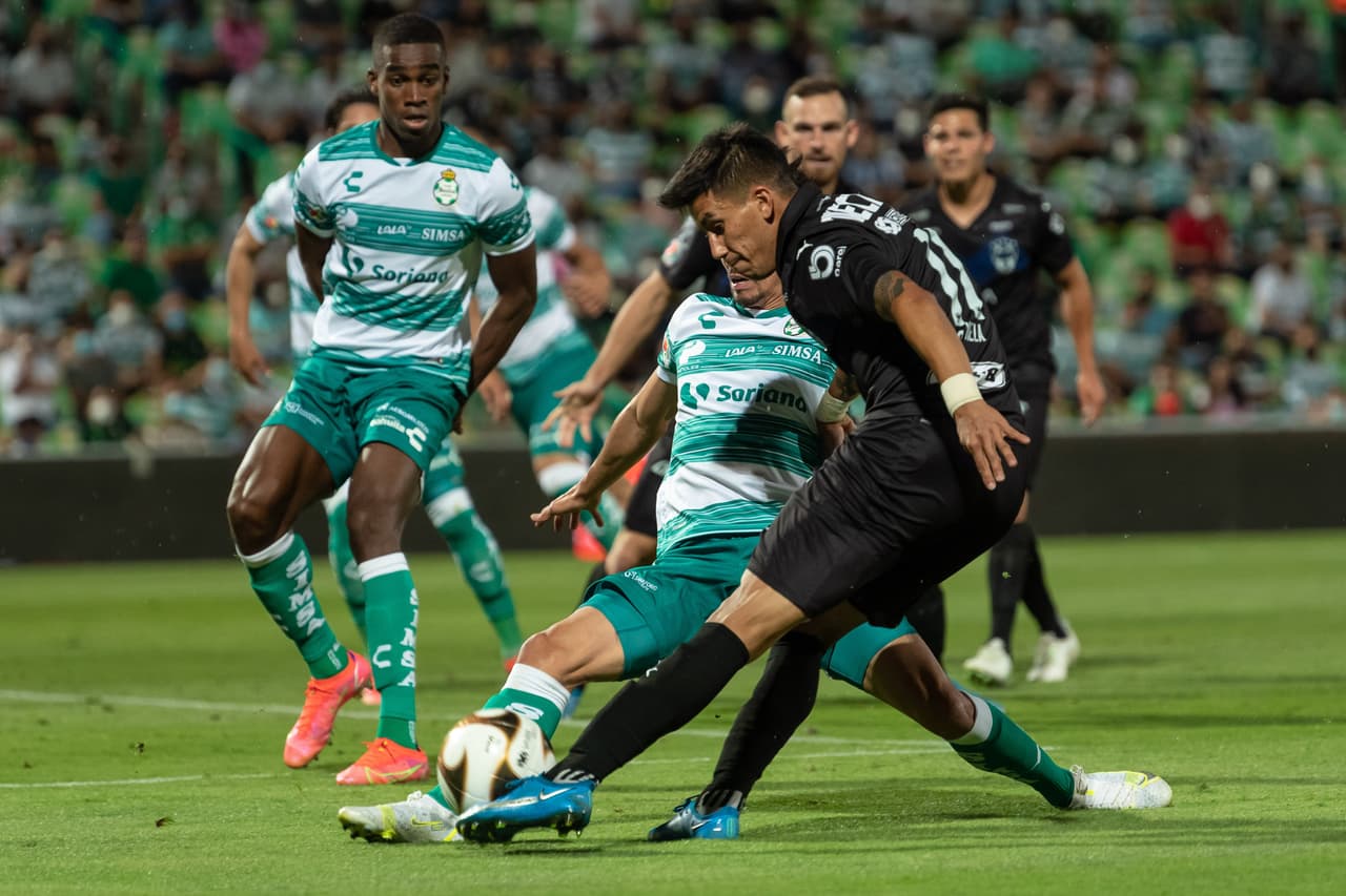 Eduardo Aguirre y Ayrton Preciado son los encargados de consumar la voltereta 2-1 sobre Santos y toman una ligera ventaja en las eliminatorias.