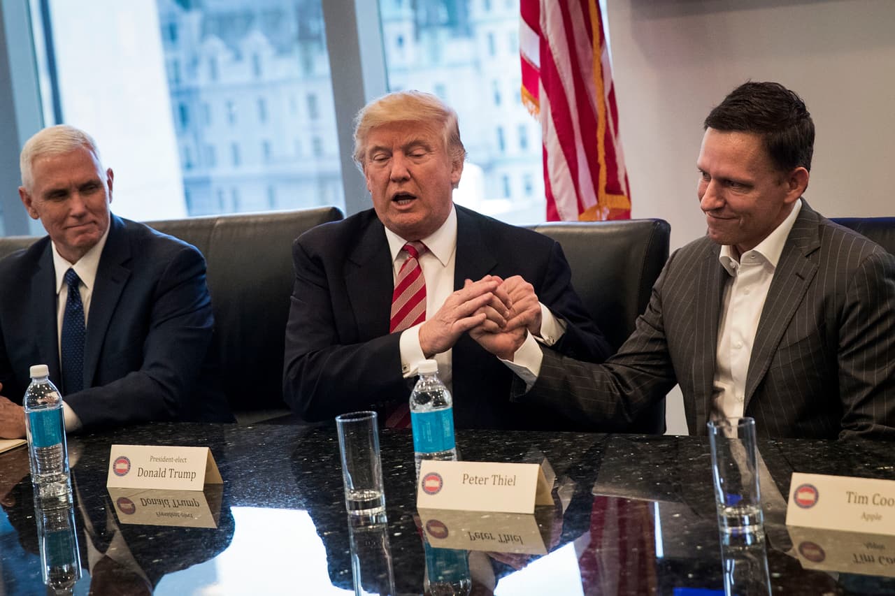El presidente electo Donald Trump estrecha la mano de Peter Thiel, una de las pocas figuras de Silicon Valley que apoyó la candidatura del republicano e intervino a su favor durante la Convención Republicana de Cleveland en julio pasado. Thiel ha sido el promotor de este encuentro entre el presidente electo y las grandes empresas tecnológicas.