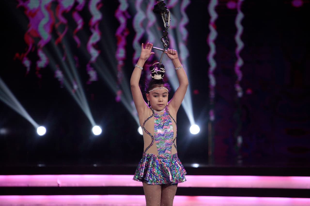 Para su acto lo único que necesita es tener un pelo resistente que debe recoger en un chongo.