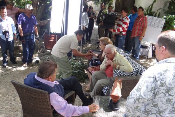 Todos cuidaban cada detalle que requiriera Doña Cuquita, mientras los señorones de la pantalla chismeaban un poco.