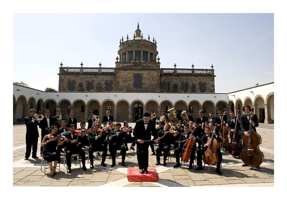 Para el Apertura 2004 el equipo se carcterizó como una orquesta para la fotografía oficial.