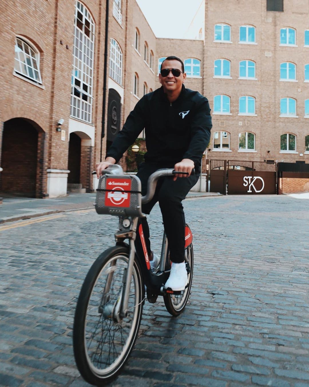 "El valor financiero de los artículos robados del vehículo de Alex Rodríguez mientras cenaba está siendo exagerado", dijo el representante de la pareja de Jennifer López, de acuerdo a TMZ.