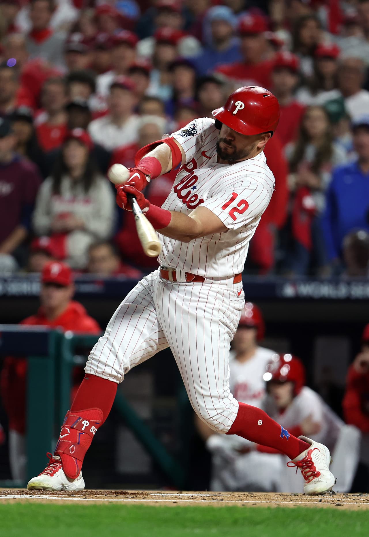 Kyle Schwarber # 12 de los Phillies vuela contra los Astros de Houston durante la primera entrada.