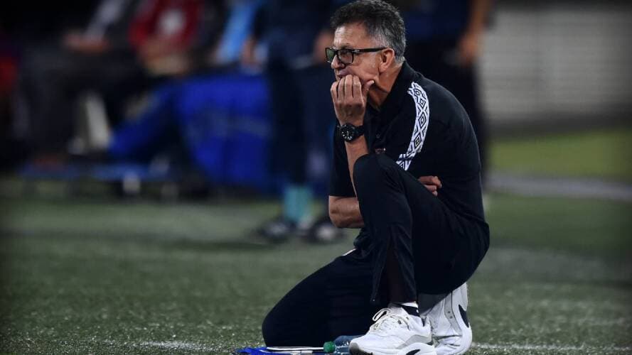 Juan Carlos Osorio envuelto en polémica por pisar un jugador rival