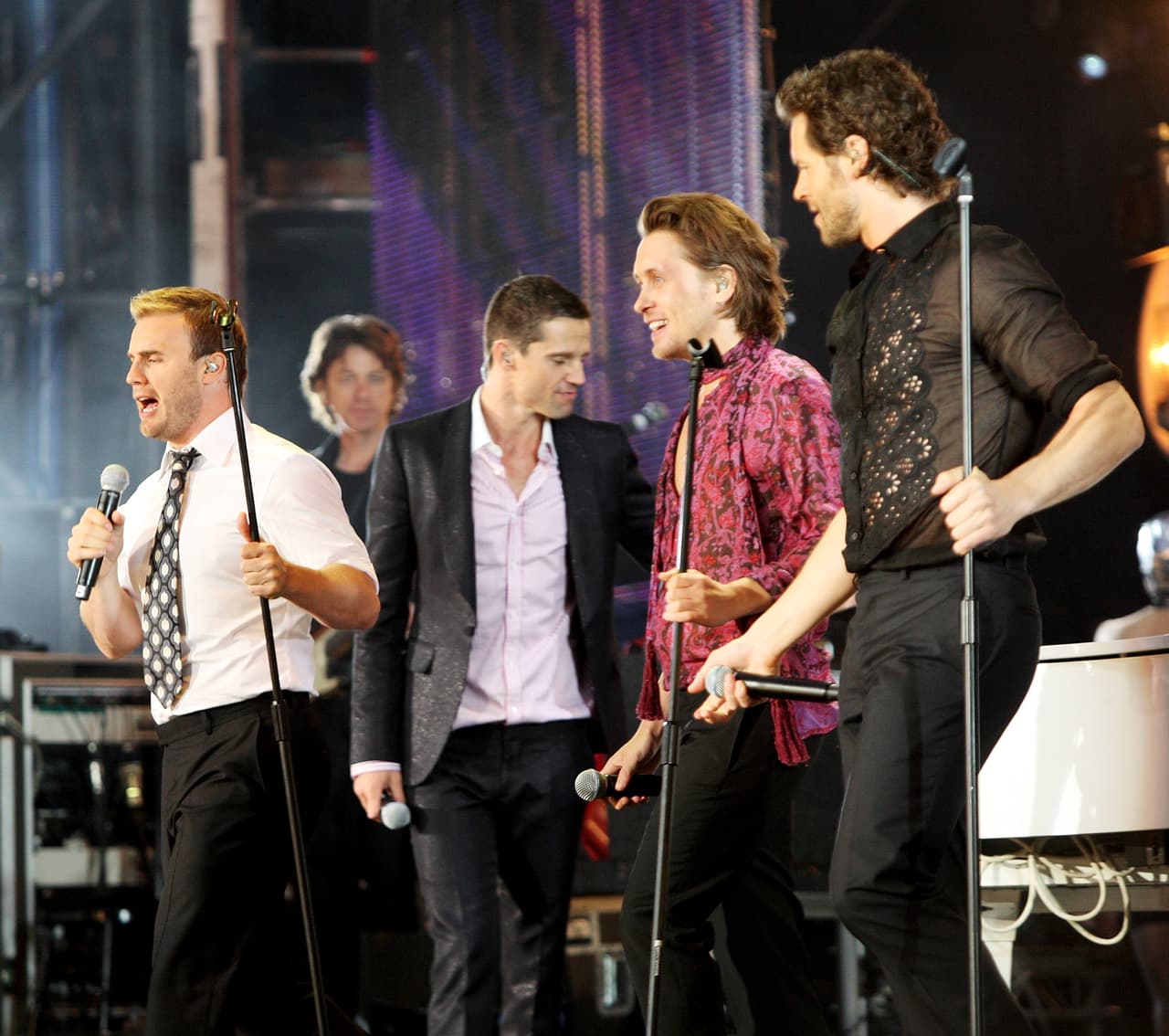 'Take That' es de origen británica y lleva nada menos que 25 años de carrera, a esta perteneció el famoso cantante Robie Williams, quien decidió dejar la banda en 1995.