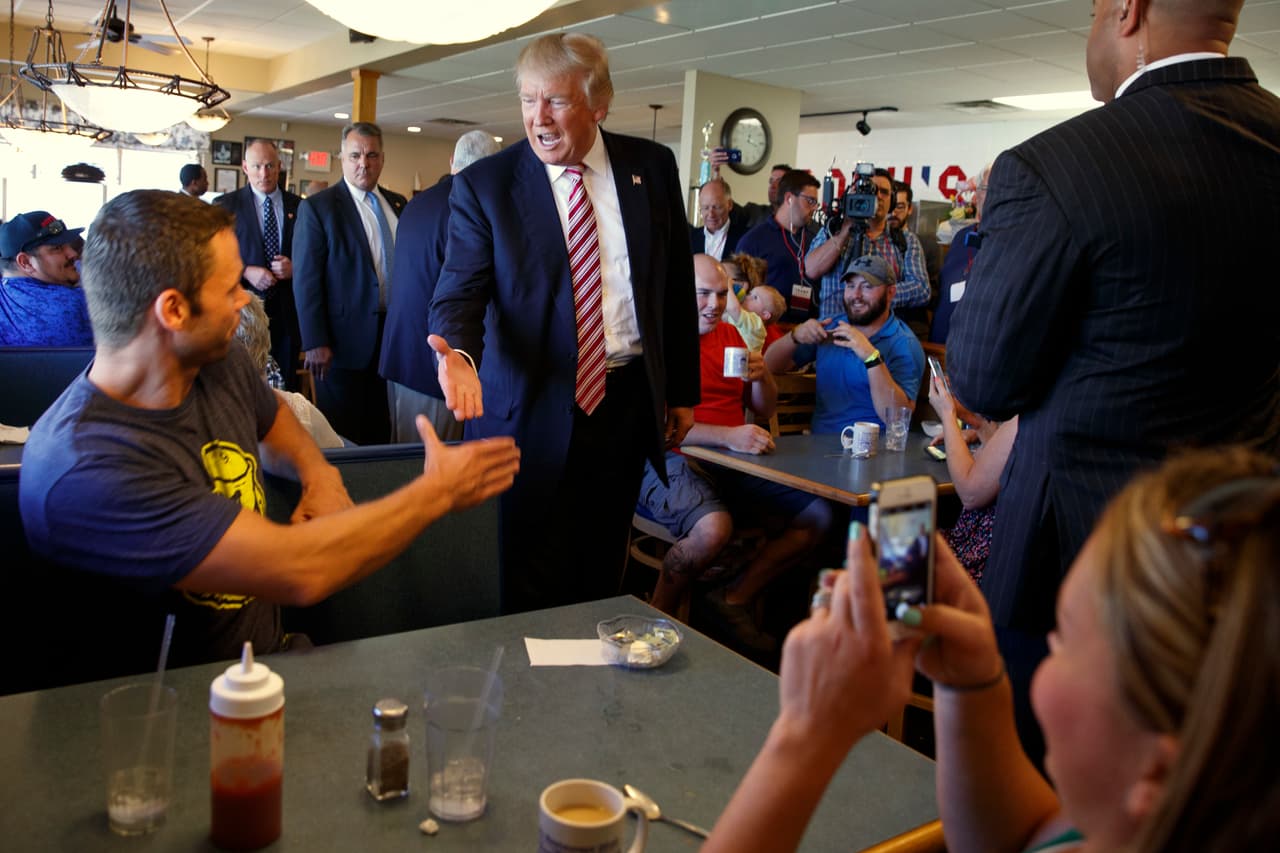 El candidato republicano Donald Trump saluda a los comensales durante una visita al restaurante Goody's en Brook Park, Ohio, el 5 de septiembre de 2016.