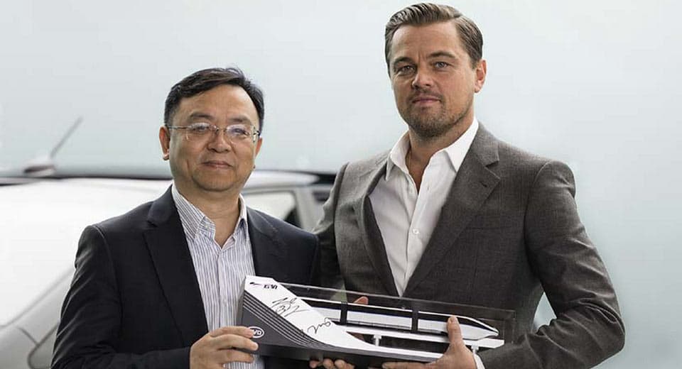 Wang Chuanfu presidente de BYD, posa en esta imágen promocional con Leonardo DiCaprio