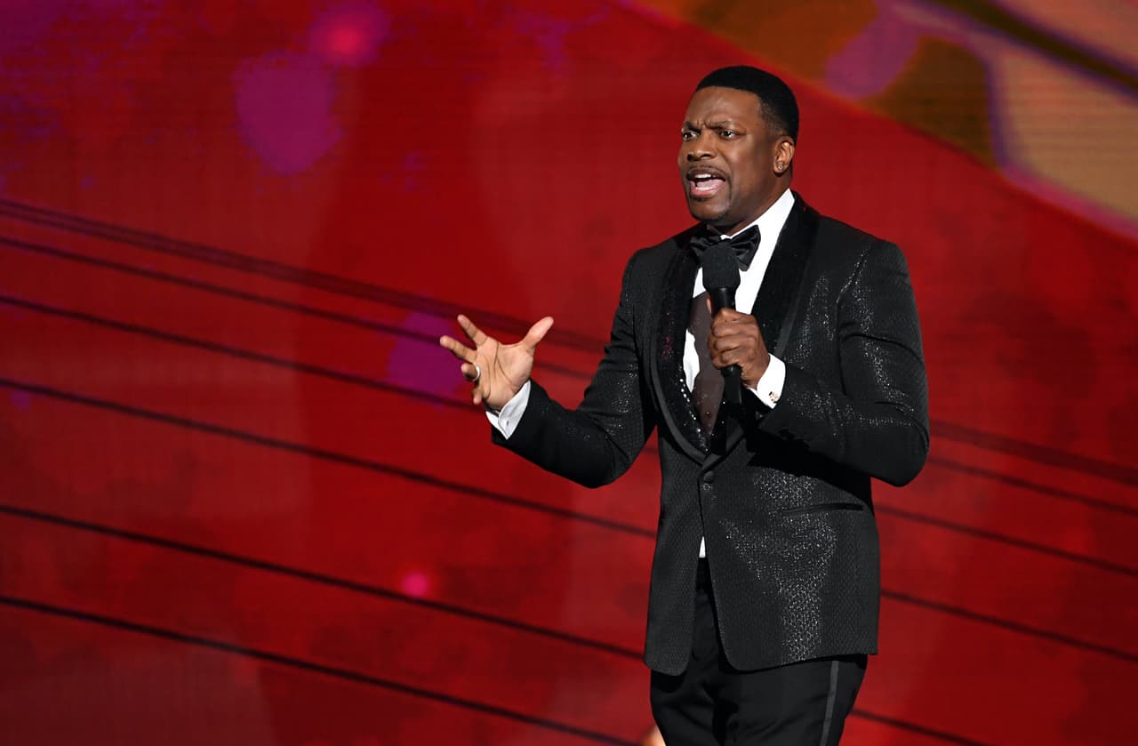 <b><a href="https://www.univision.com/deportes/boxeo/mcgregor-se-burla-de-mayweather-y-su-rival-los-compara-con-chris-tucker-y-jackie-chan">Chris Tucker</a></b>. El comediante y actor Chris Tucker es originario de Decatur, Georgia. Saltó a la fama mientras protagonizaba la serie de películas 'Rush Hour' y actuaba junto a Ice Cube en la película 'Friday'.
