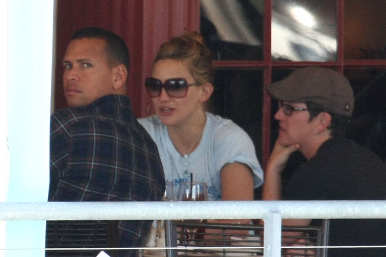 Durante los primeros meses de 2009 los rumores sobre un posible romance entre la actriz Kate Hudson y Alex Rodriguez comenzaron a circular en los medios.