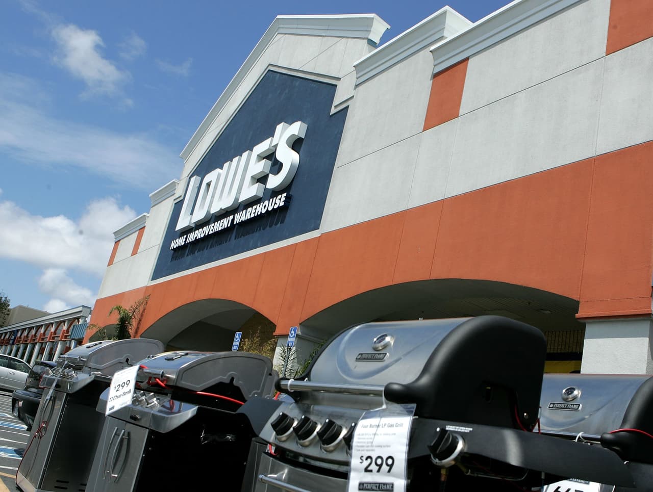 “Trabajos de medio y tiempo completo incluyen un pago competitivo para los asociados por hora y una amplia variedad de beneficios de salud, 
<b>bienestar y financieros</b> para los asociados de tiempo completo y de tiempo parcial”, se lee en un comunicado de prense de Lowe’s. 
<br>