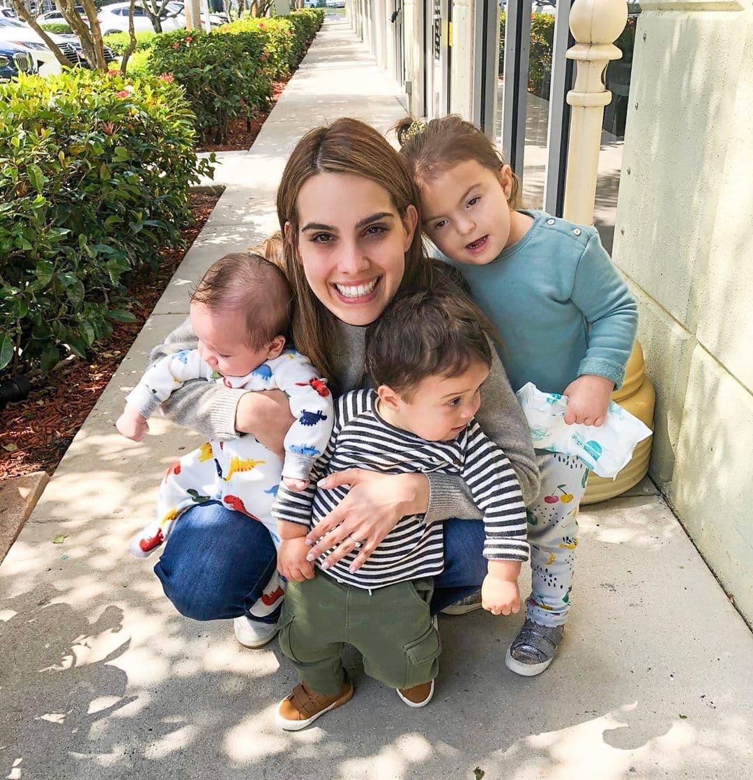 El bebé de Andrea está creciendo rodeado de amor y muchos amigos, tal como lo vemos en esta imagen.