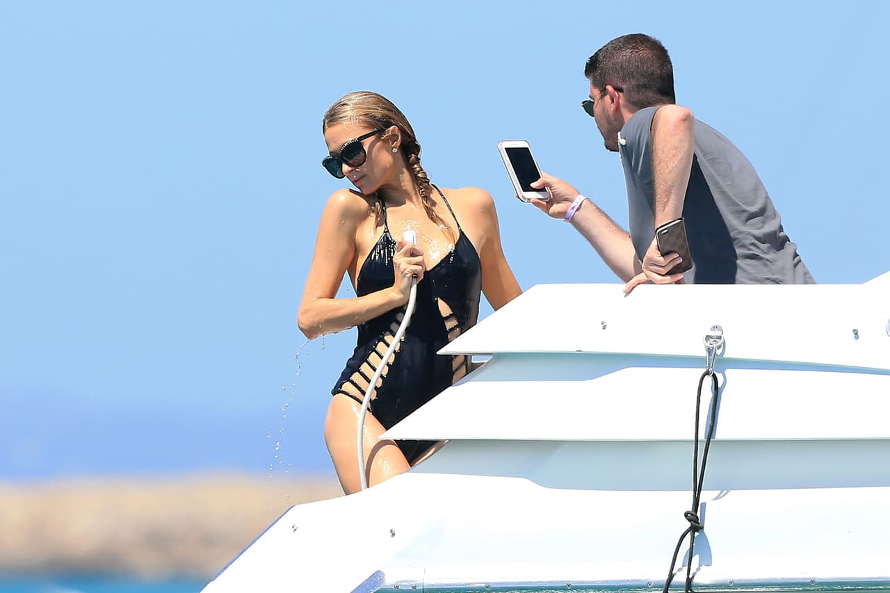 Hacía tanto calor que se bañó con una manguera.