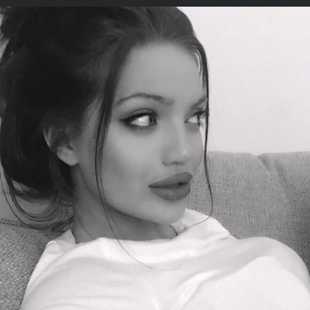 Aunque es idéntica a la estrella de cine, se trata de otra persona.