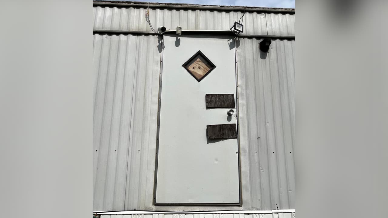 La casa rodante tenía todas las salidas bloqueadas y las ventana estaban aseguradas con rejas antirrobos.