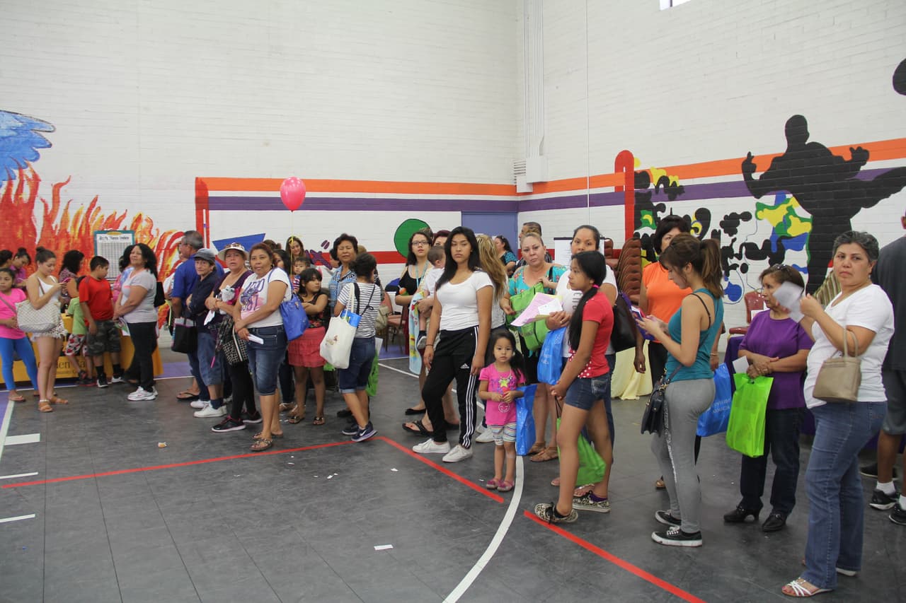 Unas 300 personas asistieron a la feria “Camino a la Salud’, donde se hicieron exámenes gratis, bailaron Zumba y conocieron a la carismática Cecilia Ramírez Harris de Primer Impacto.