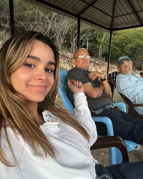 “Me fui a Santiago a un viaje relámpago para sorprender a mi papá y celebrar su cumpleaños juntos”, escribió Clarissa para acompañar las imágenes. 
<br>