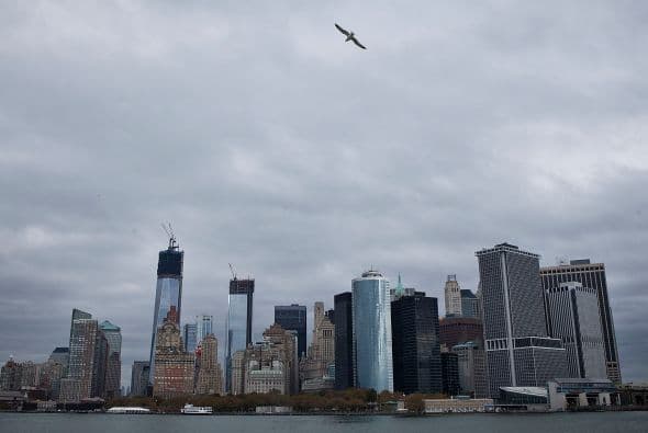 Por otro lado, la ciudad y el estado de Nueva York anunciaron medidas drásticas para minimizar el posible impacto del huracán "Sandy", que incluyen la evacuación de unos 375.000 habitantes de la Gran Manzana y el cierre de las escuelas y del transporte metropolitano.