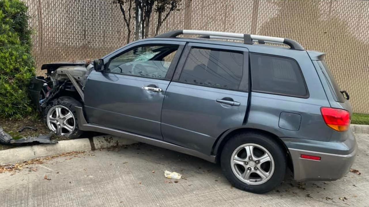 Luego perdió el control del vehículo y se estrelló en la cuadra 7200 de North Sam Houston Parkway.
