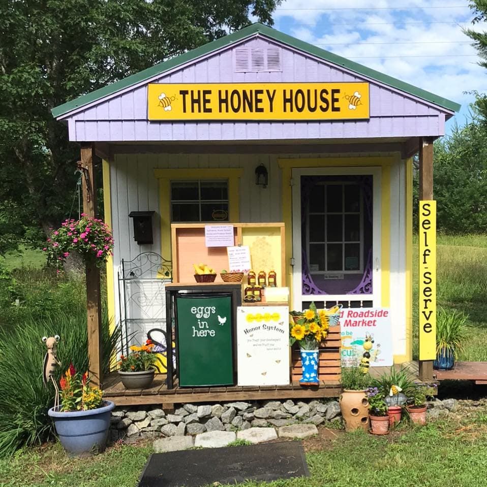 <b><a href="https://www.sweetbetsyfarm.com/">Número 3: Sweet Betsy Farm (Marion)</a></b>. Es una pequeña granja familiar de abejas con un puesto de ventas en el lugar que ofrece miel cruda local, huevos y otros productos frescos.