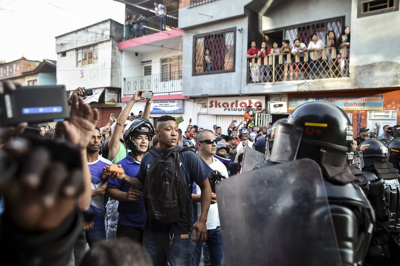 Un grupo de manifestantes espera la llegada esperan al candidato del partido de las FARC, Timochenko, en Yumbo.