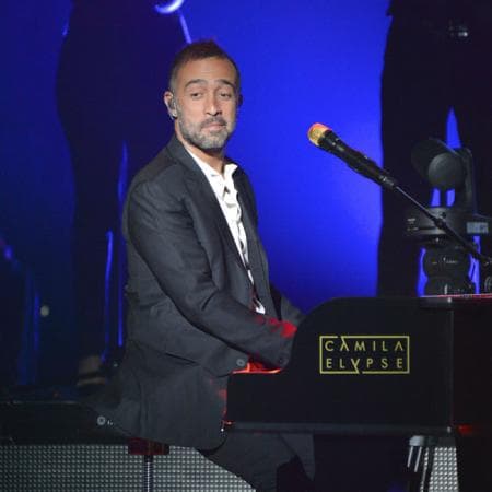 Otra de las celebridades que se casó en secreto fue el mexicano Mario Domm. El músico habría contraído nupcias el 8 de agosto de 2013 con su entonces novia, Alejandra Calleros.