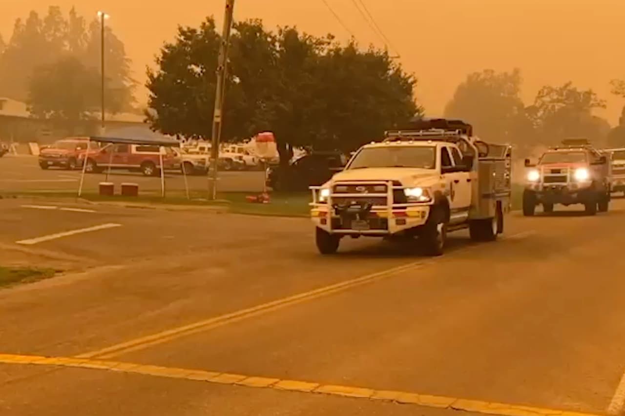 Este es el momento que llegan los bomberos de Texas a California para ayudar a extinguir los incendios