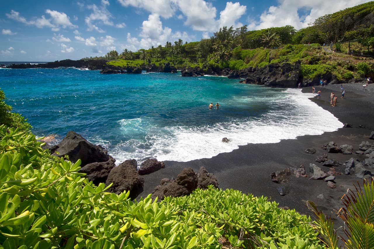 <b>Puesto 8.</b>
<b>Playa de Wai'anapanapa, Hana, Hawaii. </b>“Esta playa de arena negra (producida por la actividad volcánica en la isla) es de otro mundo”.