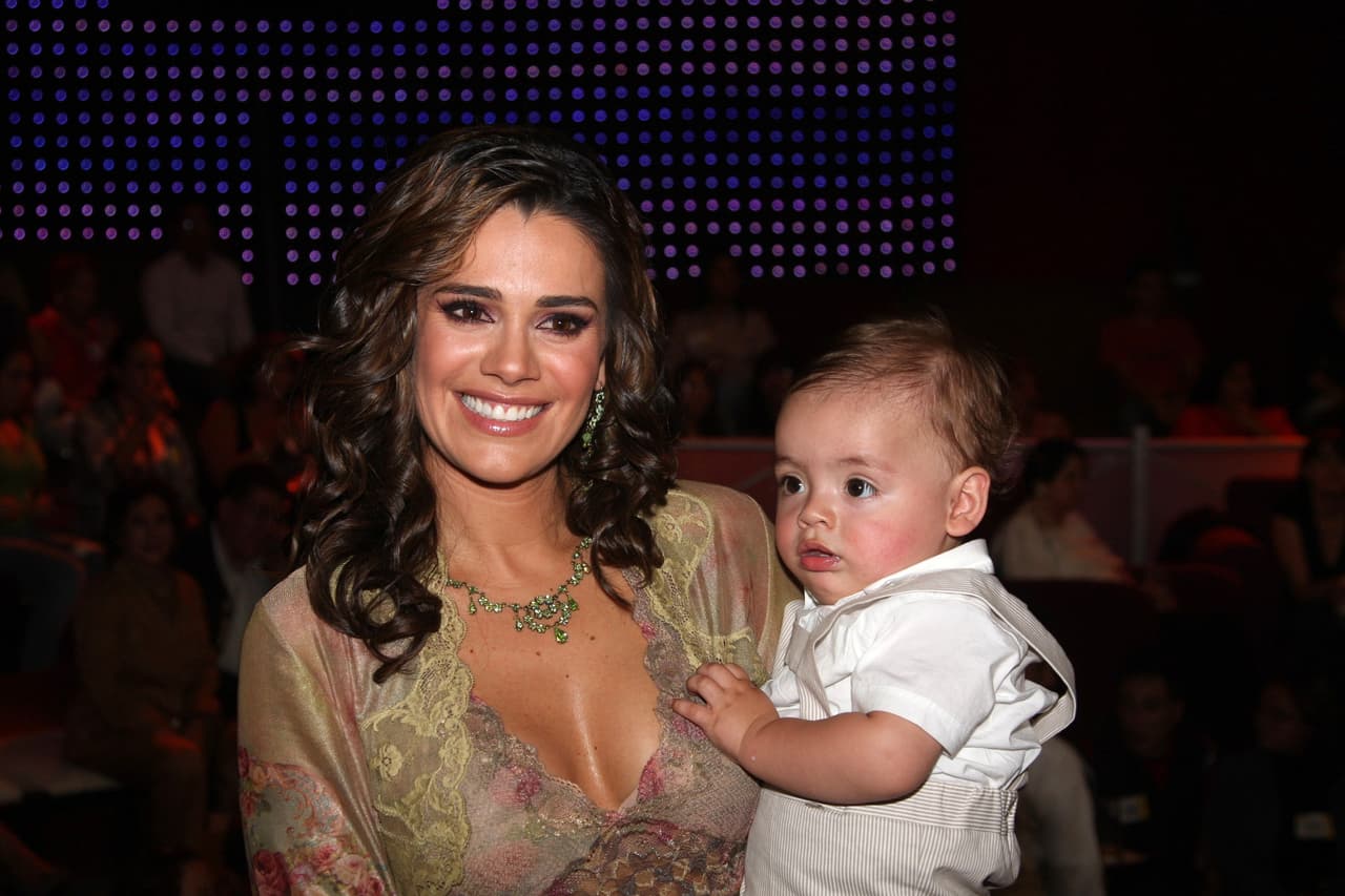 Luz Elena dio a luz a Santiago el 7 de mayo de 2007. Aunque desde muy pequeño él mostró comportamientos diferentes a los de otros niños, fue hasta que cumplió 8 años que un 
<a href="https://www.univision.com/famosos/luz-elena-gonzalez-revela-como-le-confeso-a-su-hijo-que-padece-discapacidad-cognitiva-fotos">doctor identificó su discapacidad cognitiva</a>. 
<br>