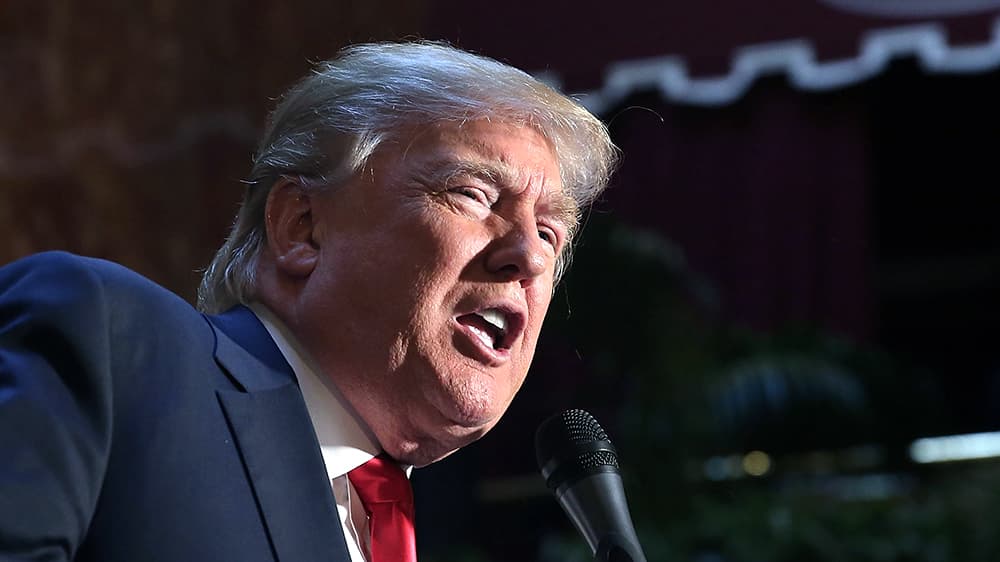 Donald Trump violó leyes federales al mandar emails recaudando fondos a políticos extranjeros.